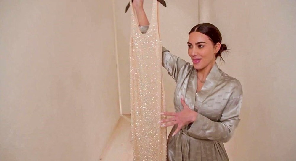 Kim Kardashian, Marilyn Monroe'nun elbisesine nasıl sığmaya çalıştığını gösterdi - 2
