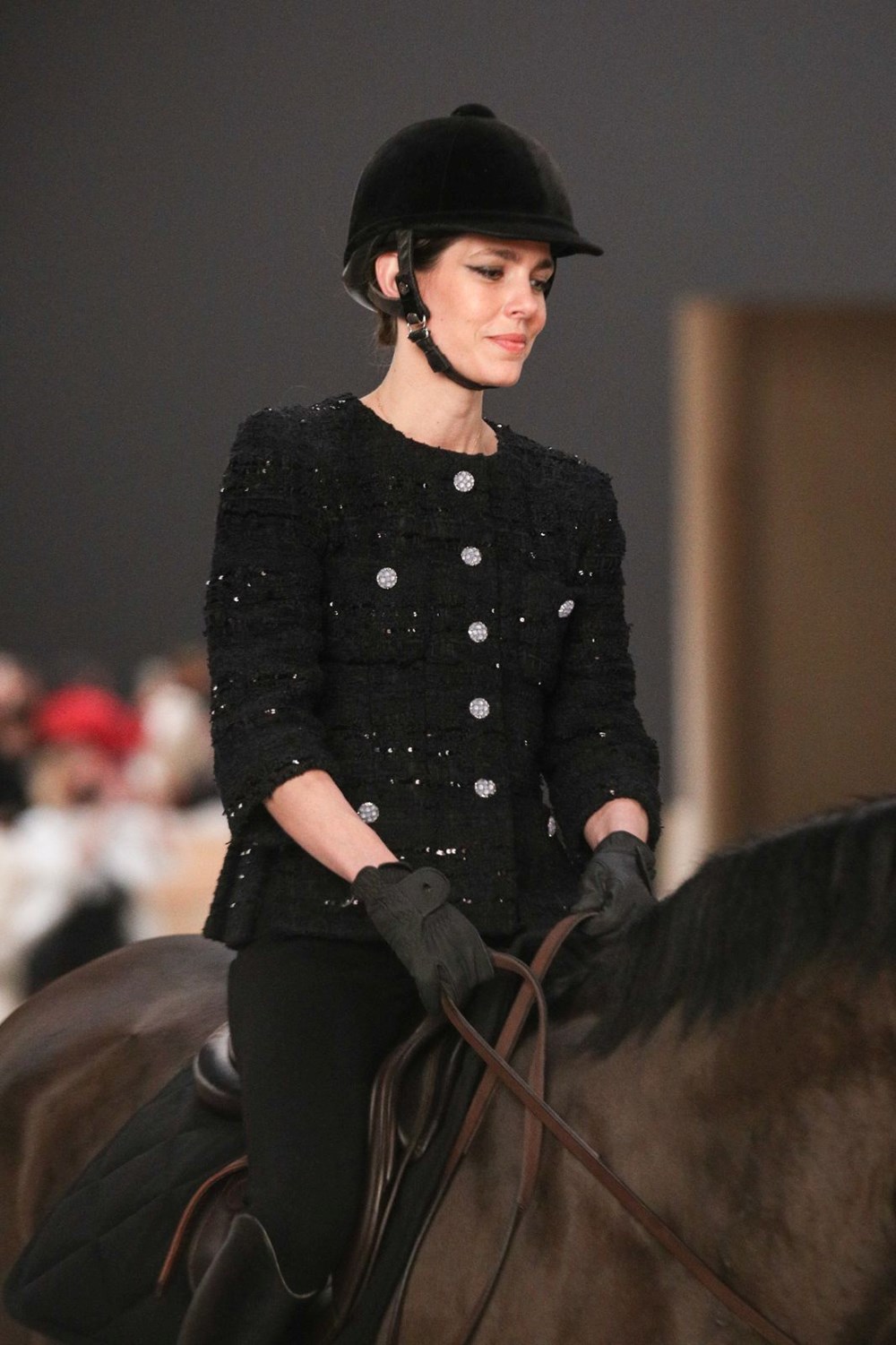 Grace Kelly'nin torunu Charlotte Casiraghi podyuma at sırtında çıktı - 5
