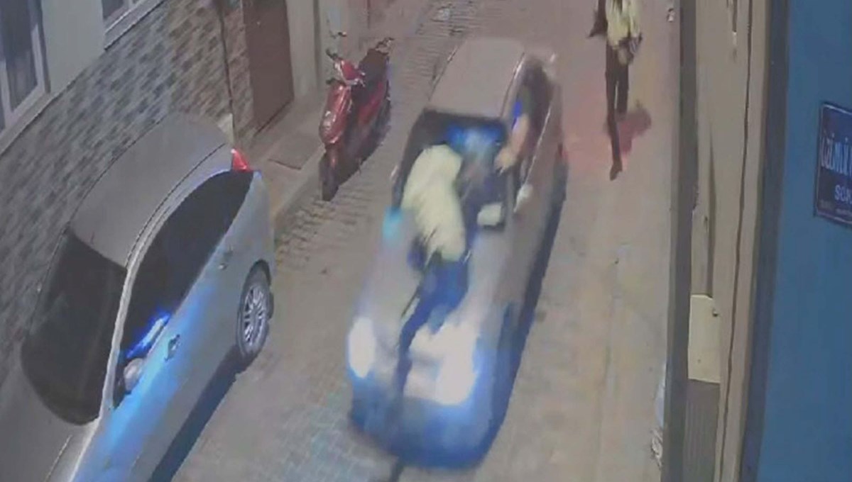 İzmir'de akılalmaz olay! Polisi 300 metre kaputun üzerinde götürdü İzmir'de akılalmaz olay! Polisi 300 metre kaputun üzerinde götürdü