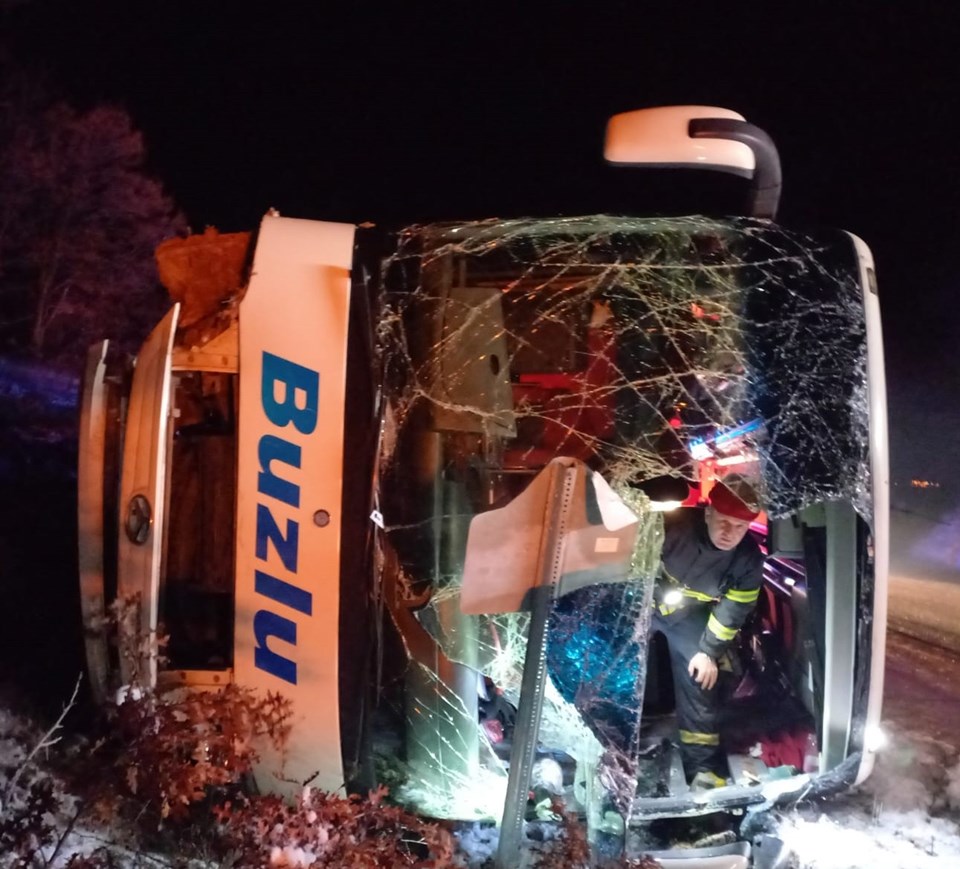 Kütahya’da yolcu otobüsü devrildi: 18 yaralı - 1