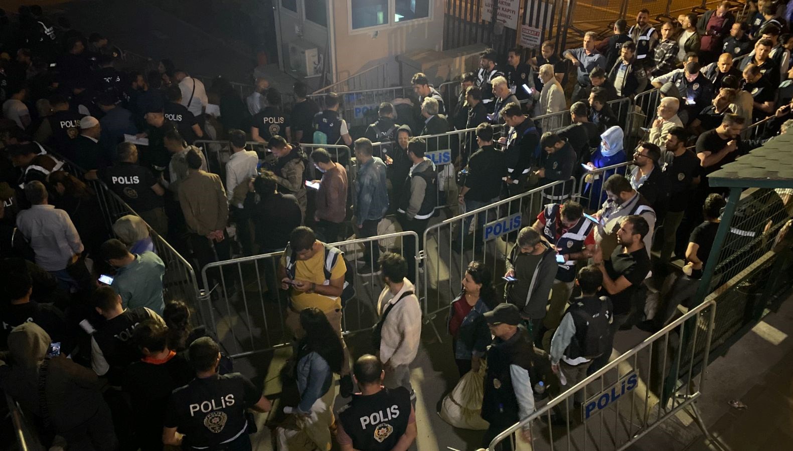 Diyarbakır’da oy torbaları kuyruğu oluştu