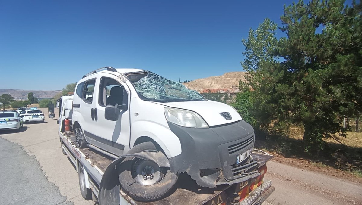 Hafif ticari araç su kanalına devrildi