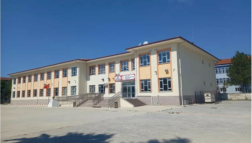 Tüketim tarihi geçmiş ayran dağıtılan 19 öğrenci zehirlendi