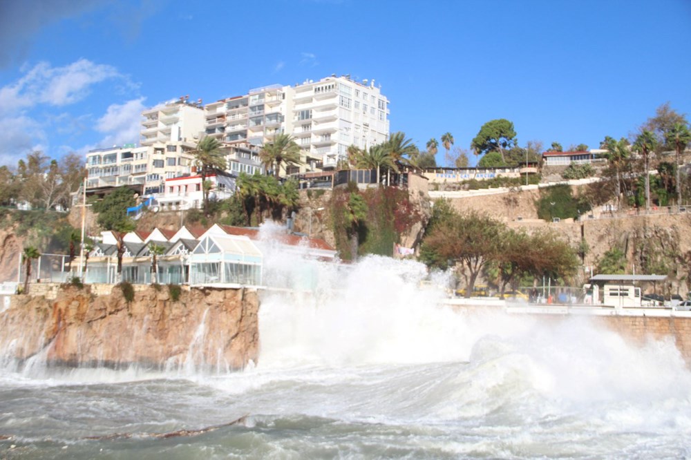 Antalya'da dev dalgalar yat limanını yuttu: 1 tur, 2 balıkçı teknesi battı - 9