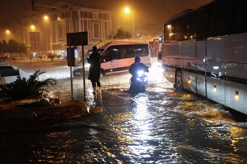 Antalya'da sel ve su baskını: 6  ilçede eğitime ara verildi - 12