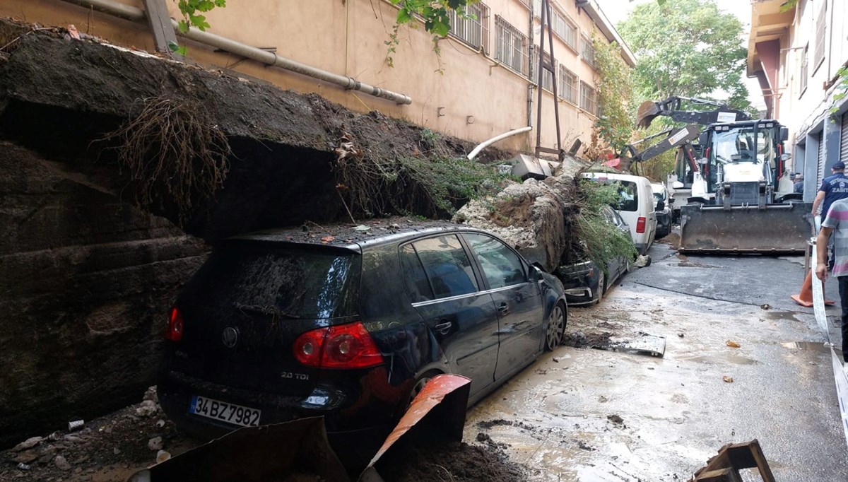 İstanbul'da istinat duvarı araçların üzerine çöktü İstanbul'da istinat duvarı araçların üzerine çöktü