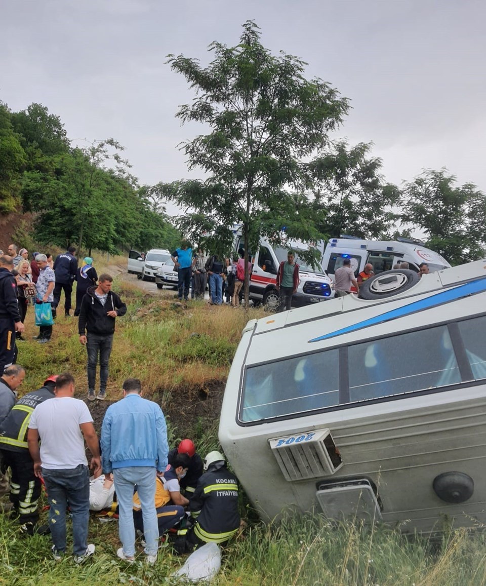 Kocaeli'de tur midibüsü devrildi: 17 yaralı - 1