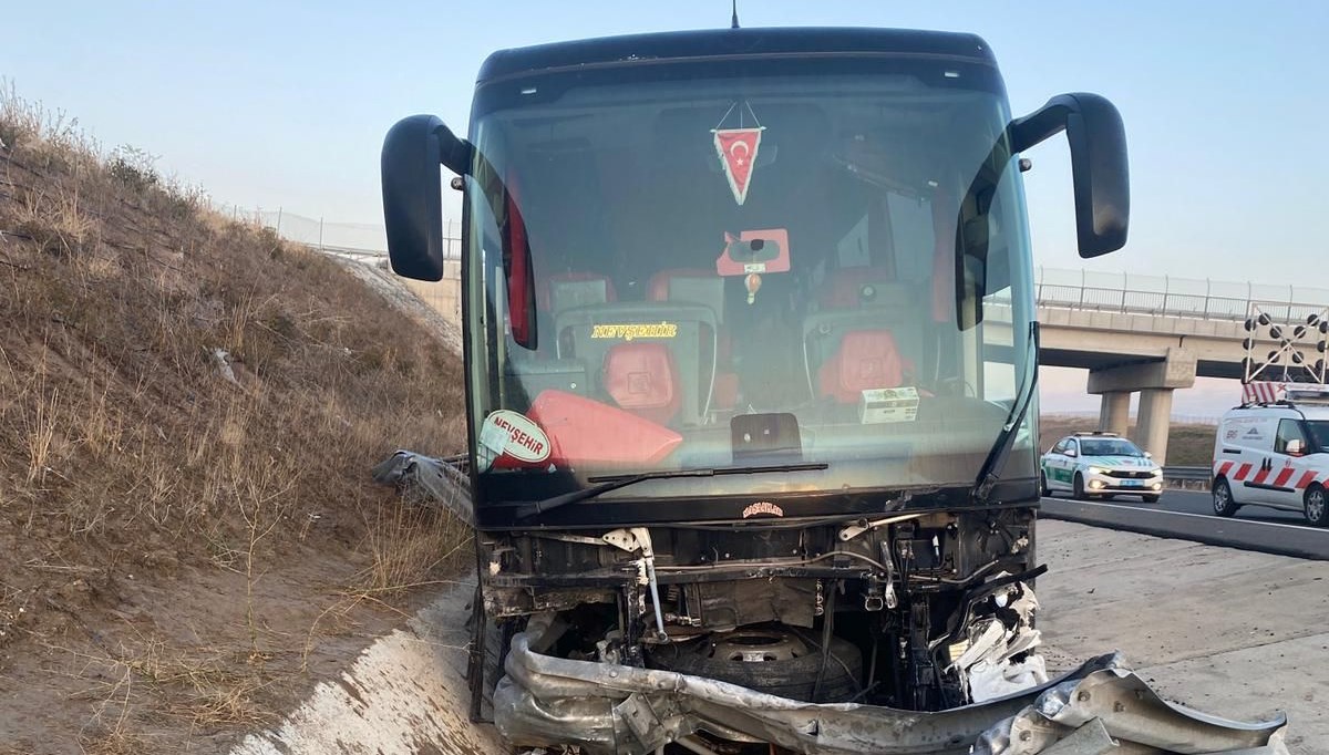Ankara'da yolcu otobüsü kazası: Yaralılar var Ankara'da yolcu otobüsü kazası: Yaralılar var