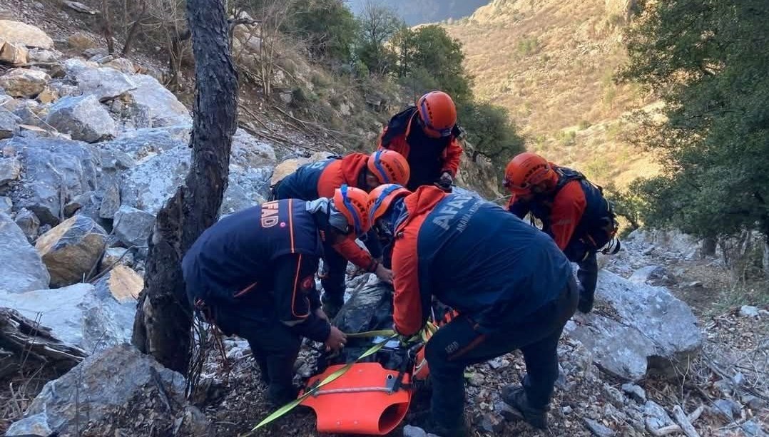 Kayalıklardan düşen avcı aranıyor