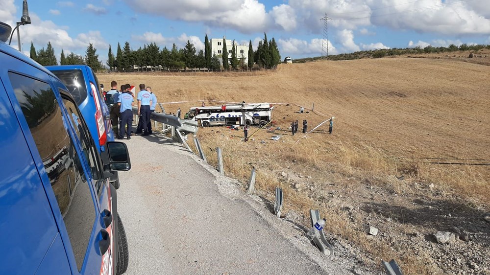 Balıkesir'de yolcu otobüsü devrildi: 15 kişi hayatını kaybetti - 15
