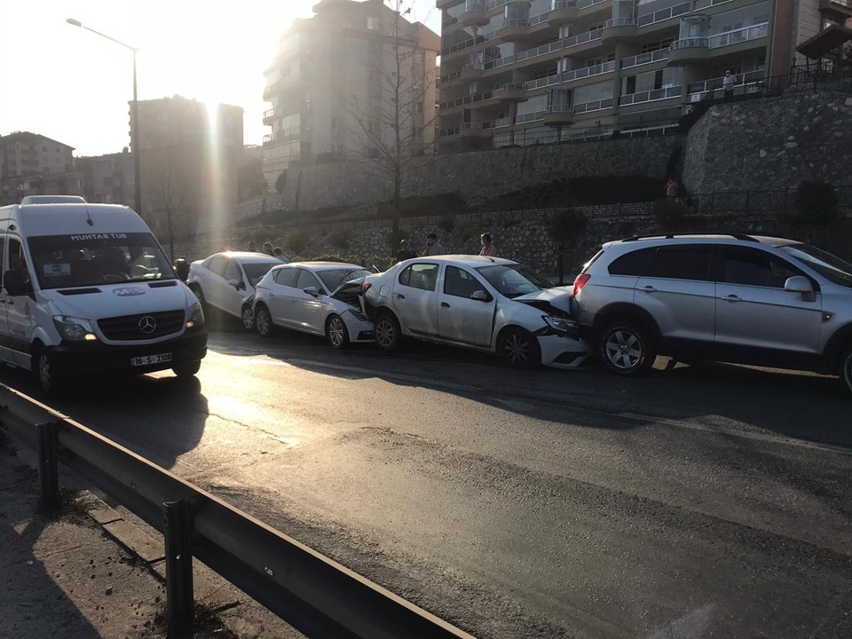 Bursa'da zincirleme kaza: 7 araç birbirine girdi - 1