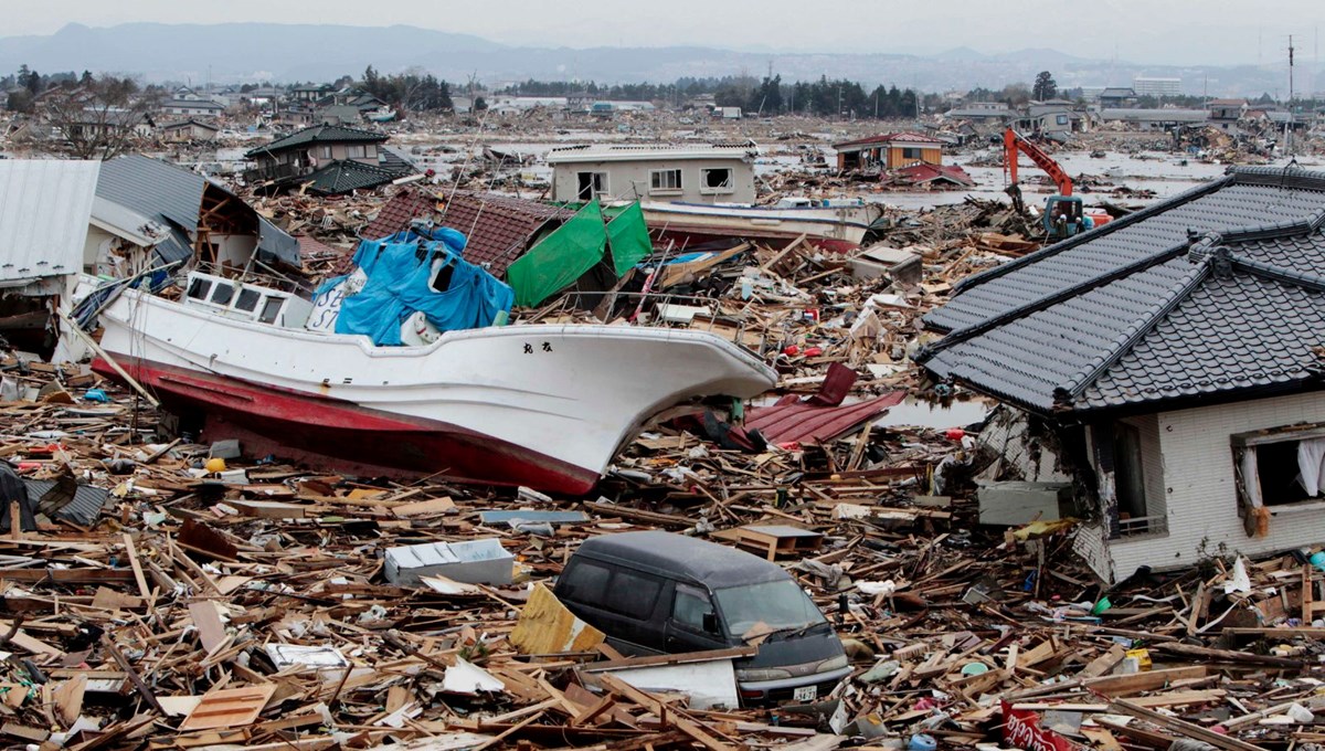 Japonya'yı 40 metrelik dalgalar vurmuştu