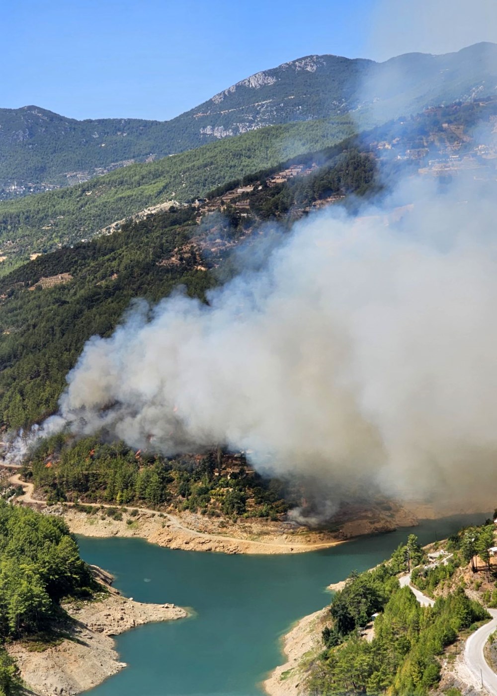 Antalya’da orman yangını | Bakan İbrahim Yumaklı: 1 ev yandı, 17 ev
tahliye edildi - 5