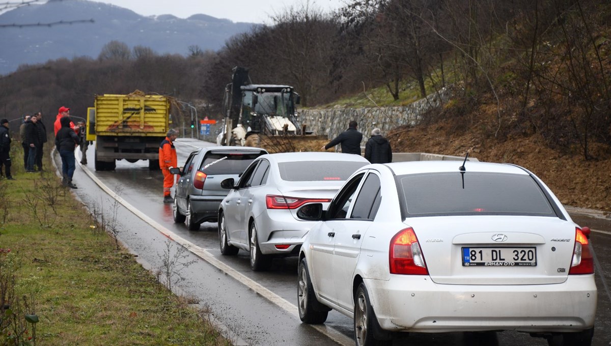 Düzce-Gölyaka Yolu'nda heyelan: Ulaşımda aksama yaşanıyor