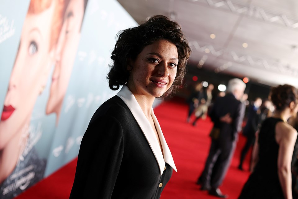 Alia Shawkat: Büyükannem Brad Pitt ile aşk dedikodularına sevindi - 1