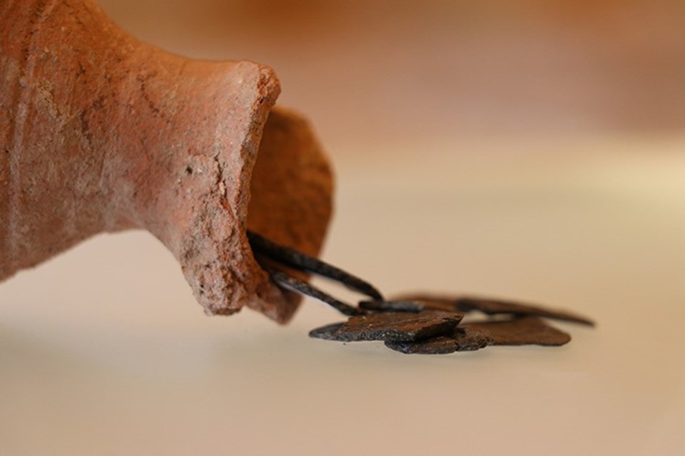 Karabük'te bulunan "kumbara"dan yaklaşık 1400 yıllık 10 sikke çıktı - 1