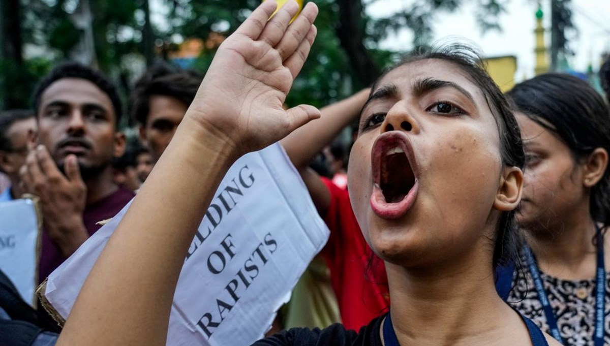 Hindistan’da stajyer doktorun tecavüze uğraması kadınları sokağa döktü Hindistan’da stajyer doktorun tecavüze uğraması kadınları sokağa döktü
