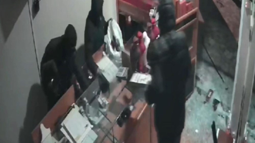 Kar maskeli hırsızlardan 3 dakikada 400 bin liralık soygun - 3