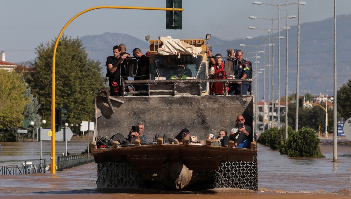 Yunanistan'daki sel felaketinde ölü sayısı 12'ye çıktı Yunanistan'daki sel felaketinde ölü sayısı 12'ye çıktı