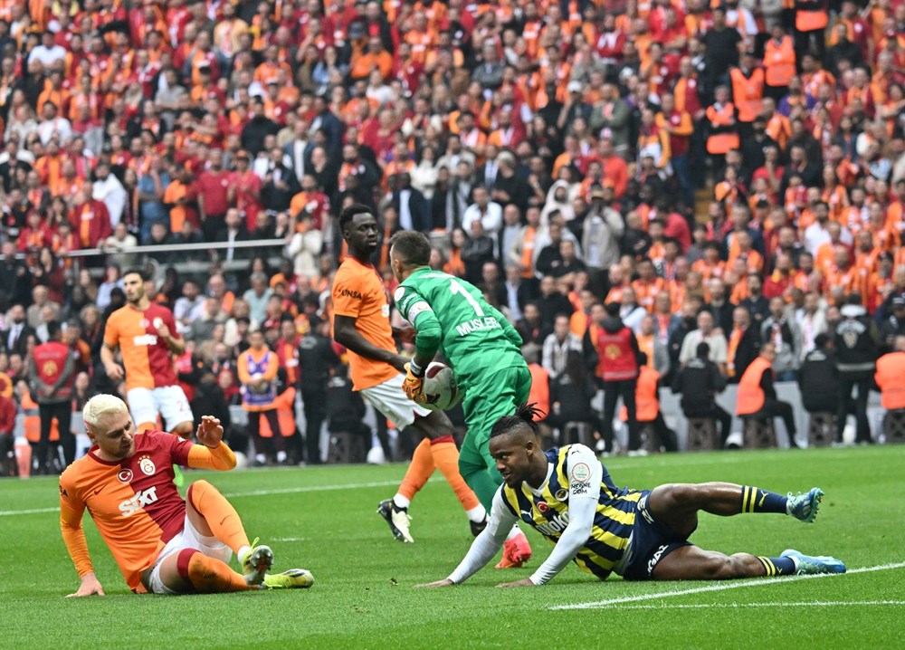 Fenerbahçe, derbide Galatasaray'ı yendi: Süper Lig'de şampiyonluk son haftaya kaldı - 17