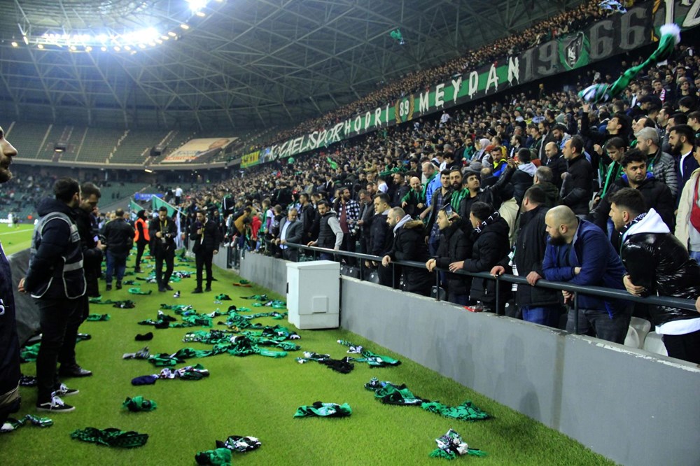 Kocaelispor - Sakaryaspor depremzedelere yardım maçında taraftar arasında kavga - 2