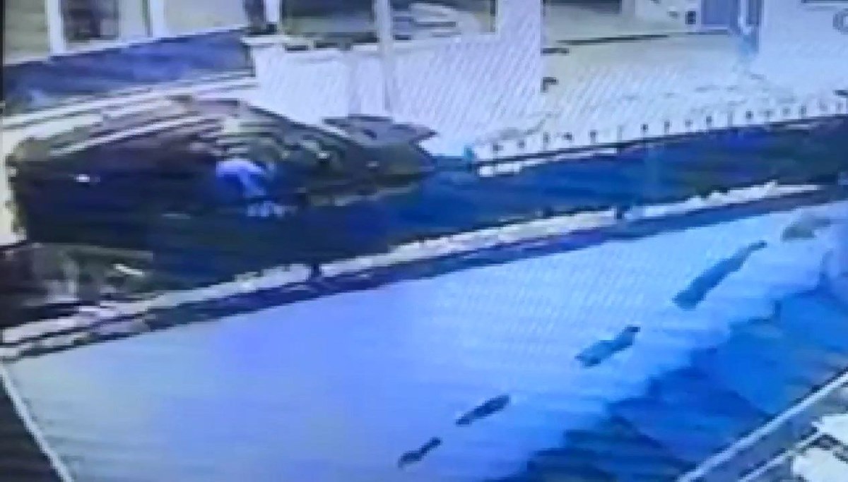 Beylikdüzü’nde park halindeki araçtan 400 bin liralık hırsızlık Beylikdüzü’nde park halindeki araçtan 400 bin liralık hırsızlık