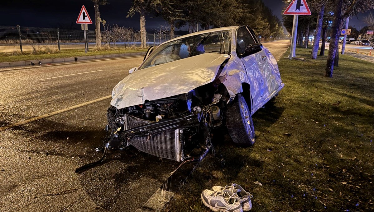 Isparta'da otomobil refüje çarptı: 1 ölü, 1 yaralı Isparta'da otomobil refüje çarptı: 1 ölü, 1 yaralı