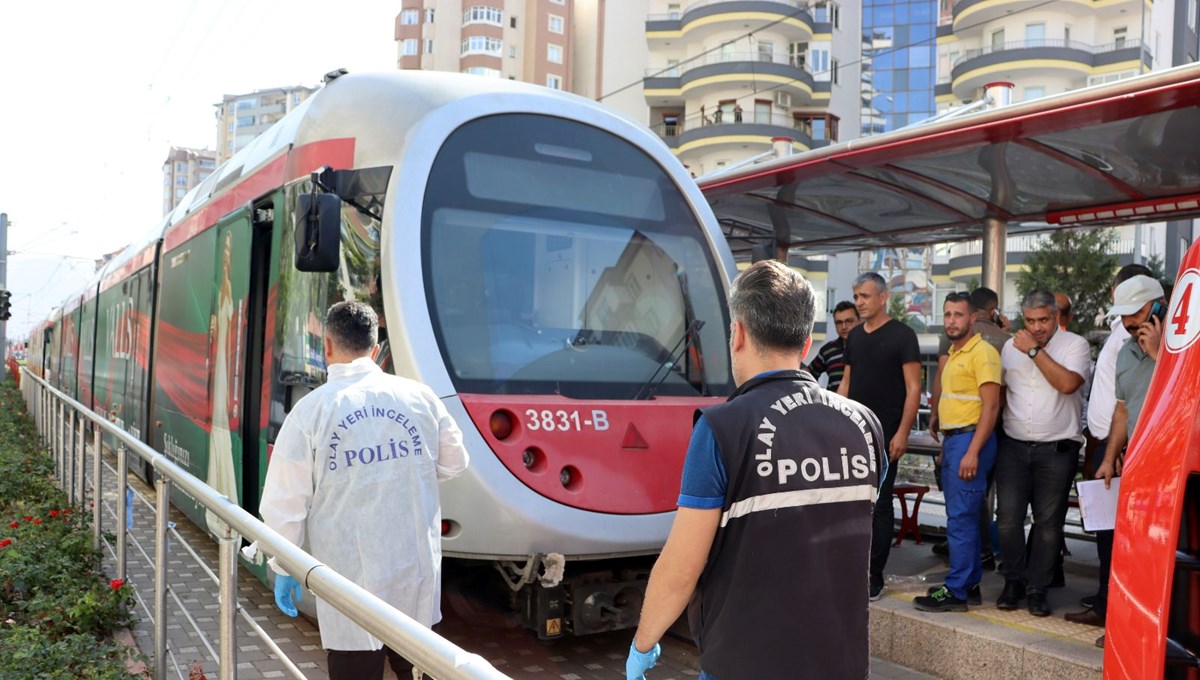 Ücretsiz binmek istediği tramvayın altında kaldı Ücretsiz binmek istediği tramvayın altında kaldı