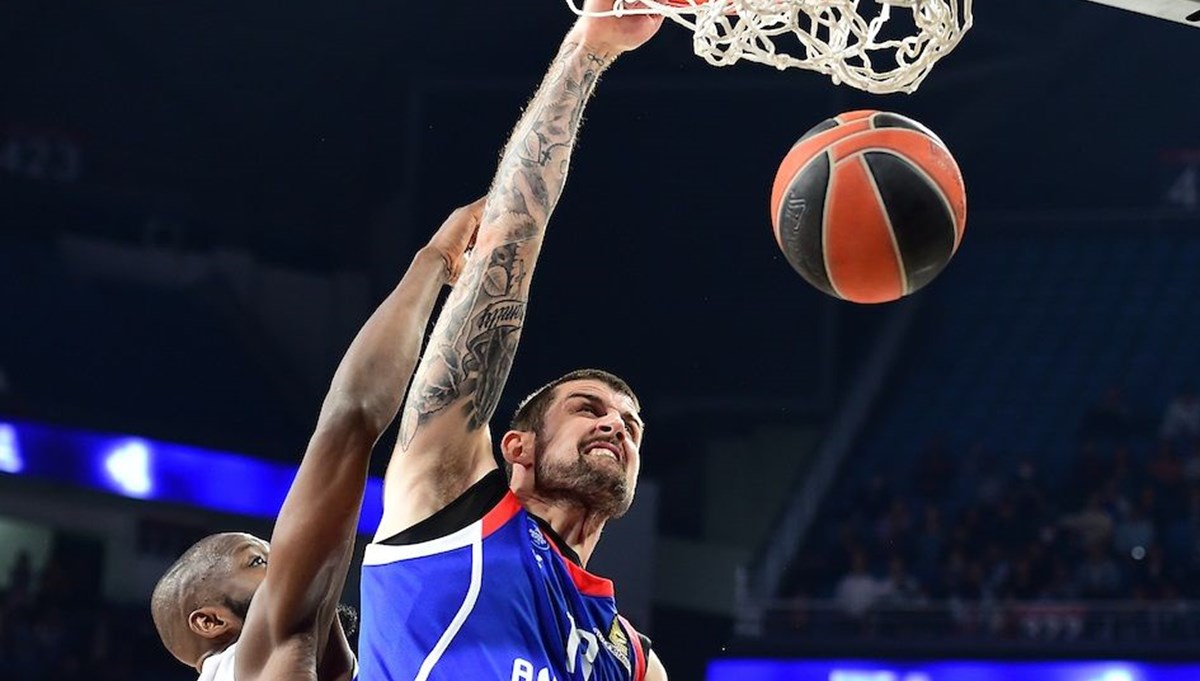 Anadolu Efes sezonun ilk galibiyetini aldı