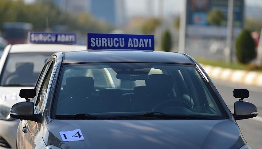 Sürücü adayının kullandığı araç su kanalına düştü