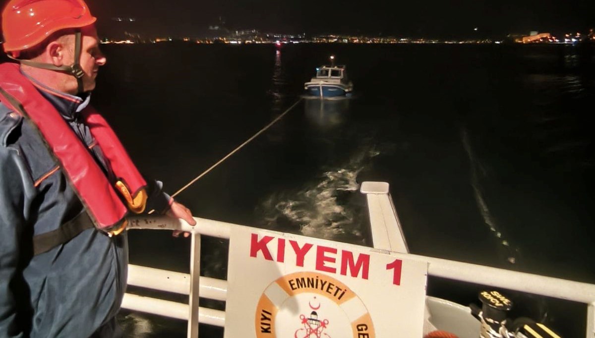 Çanakkale Boğazı'nda korku dolu anlar: Sürüklenen tekne kurtarıldı Çanakkale Boğazı'nda korku dolu anlar: Sürüklenen tekne kurtarıldı