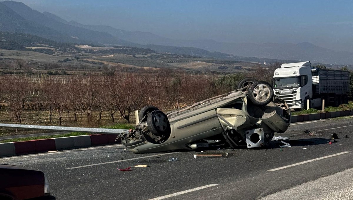 Aydınlatma direğine çarptı, hurdaya döndü: 2 yaralı