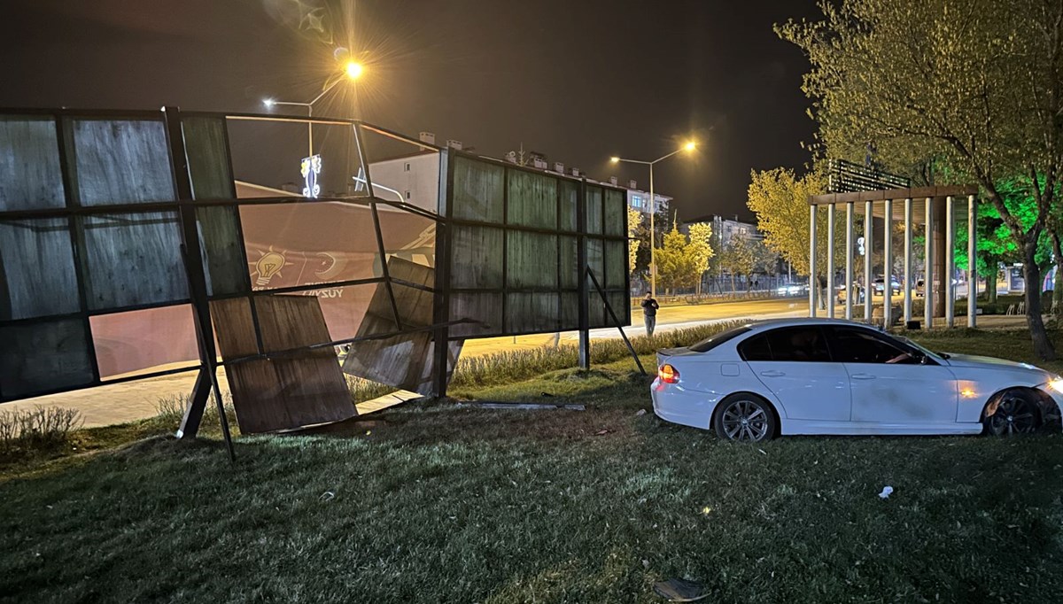 Erzurum'da otomobil reklam panosuna çarptı: 1 yaralı