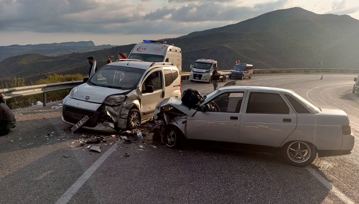 Karşı şeride geçerken kaza yaptı: 3 yaralı Karşı şeride geçerken kaza yaptı: 3 yaralı