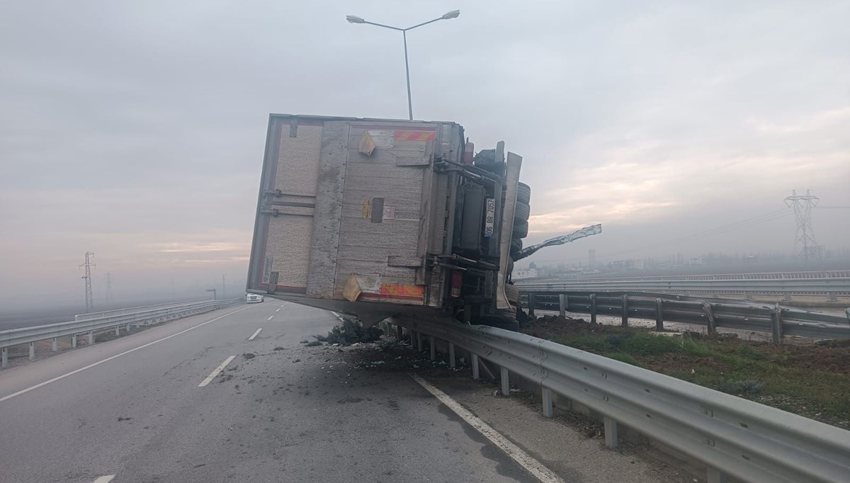 Batman'da lastiği patlayan kamyon refüje çarptı: 1 yaralı