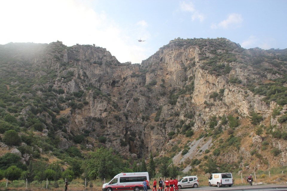 Şiddetli yağış nedeniyle mahsur kalan dağcılar helikopterle kurtarıldı - 1