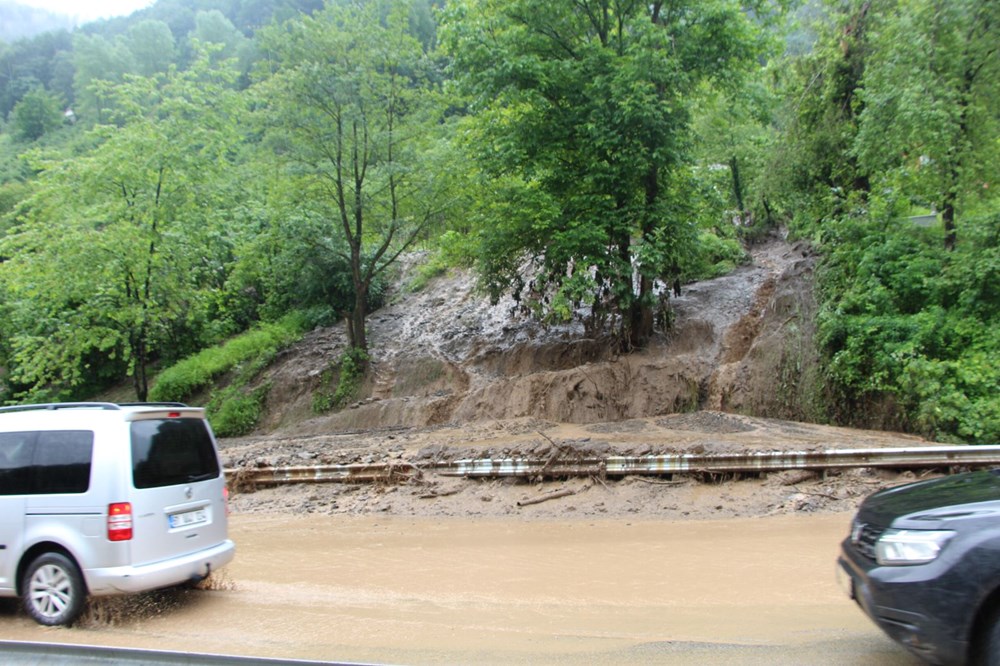 Trabzon-Gümüşhane yolunu taş ve çamur kapattı: Ulaşım tek şeritten sağlanıyor - 13