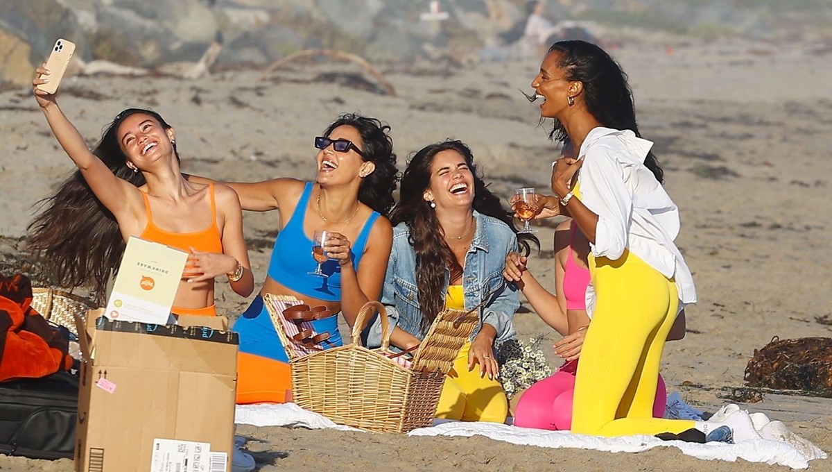 Victoria's Secret modelleri renkli stilleriyle sahilin tadını çıkardı