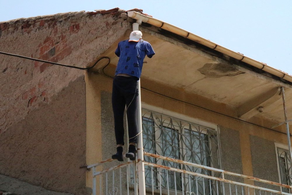 İlk başta ceset sandılar: Kıyafet giydirip 2 katlı evin balkonuna astılar - 1