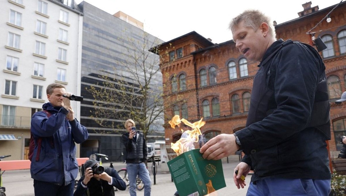 Irkçı siyasetçi Paludan, İsveç’te polis korumasında Kur’an-ı Kerim yaktı