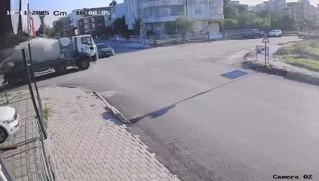 Beton mikseri ile otomobil çarpıştı