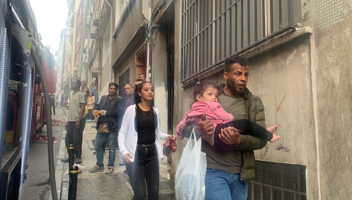 Şişli'de 3 katlı binada yangın Şişli'de 3 katlı binada yangın