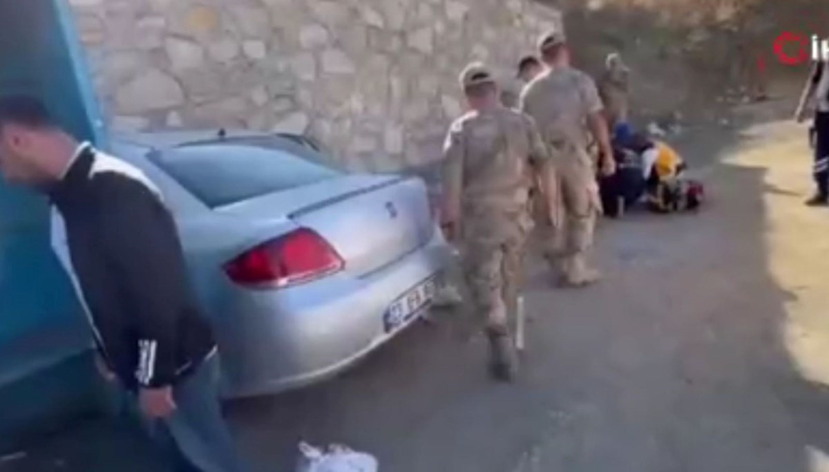 Elazığ'da otomobil durağa daldı