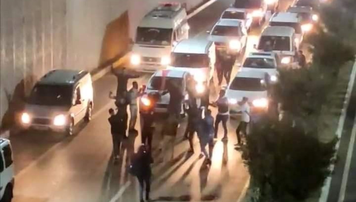 Trafikte durup göbek atan düğün konvoyuna para cezası