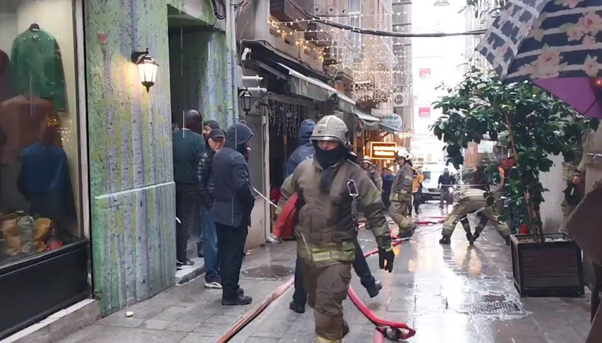 İstiklal Caddesi'nde restoran yangını İstiklal Caddesi'nde restoran yangını