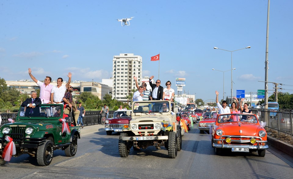 Adana'da sanatçılar Sevgi Korteji'yle halkı selamladı - 1