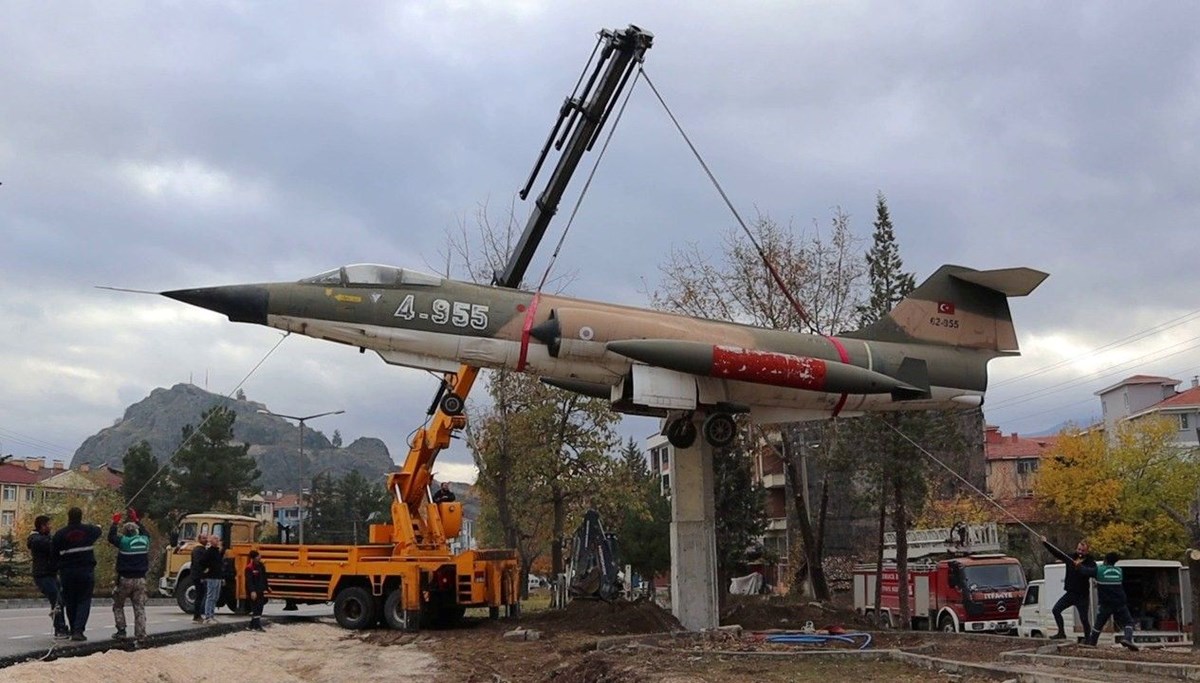 İlçenin simgesi haline gelen savaş uçağı yeni yerine taşındı