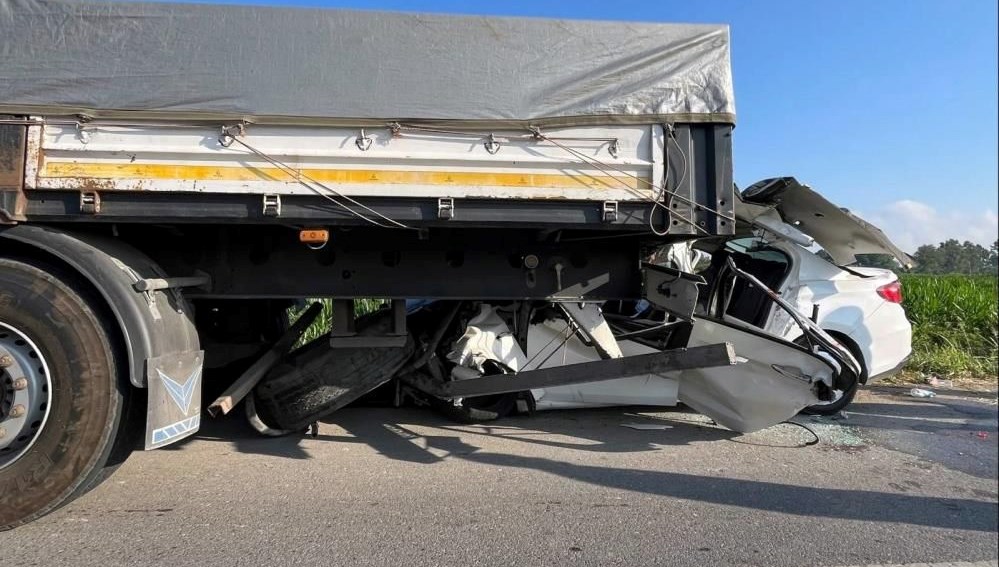 Otomobil TIR'ın altına girdi: 1 ölü