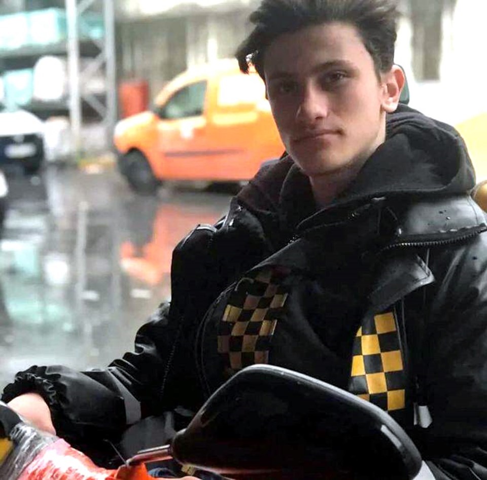 D-100'de feci kaza: Metrelerce sürüklenen motokurye öldü - 1