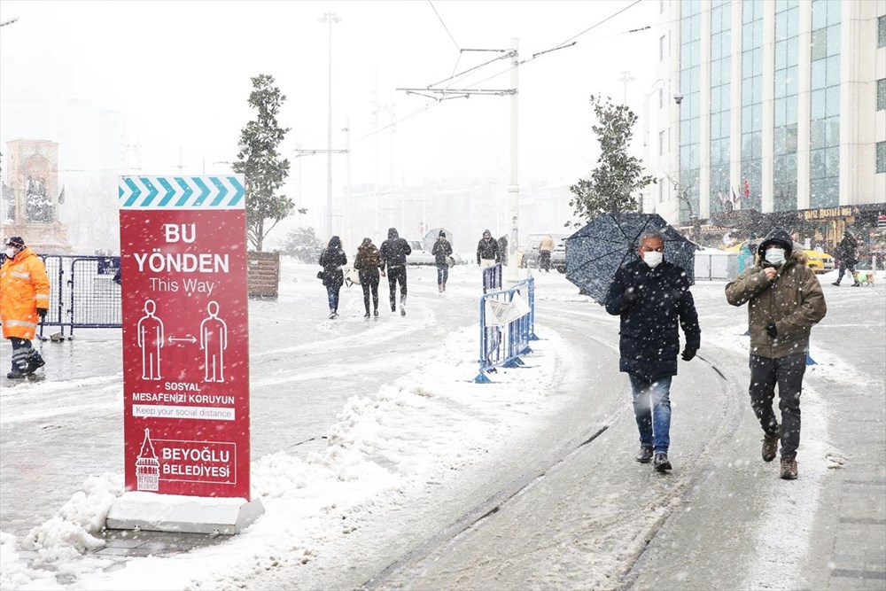 İstanbul'da kar yağışı devam ediyor - 30